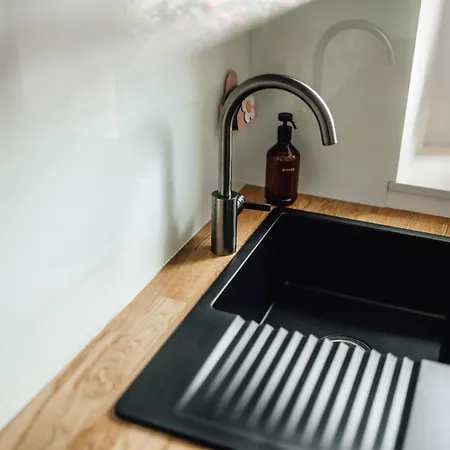 White - Free Parking شقة *