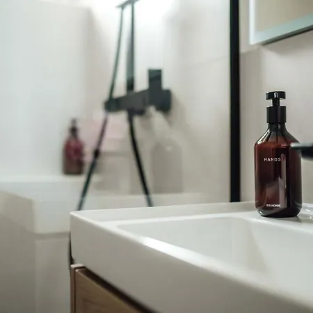 White - Free Parking شقة