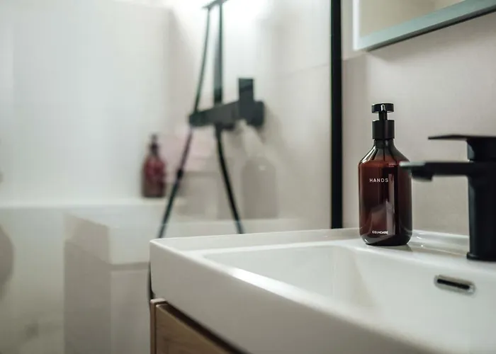 White - Free Parking 아파트